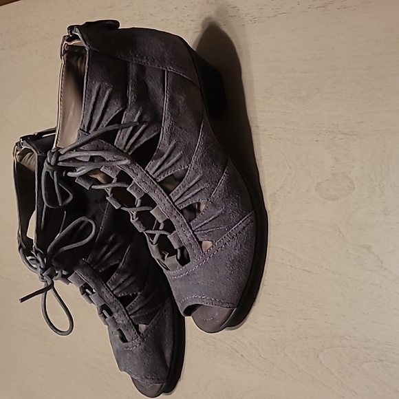 Earth Lace Up Gray Suede Bootie - size 9 - Picture 2 of 7